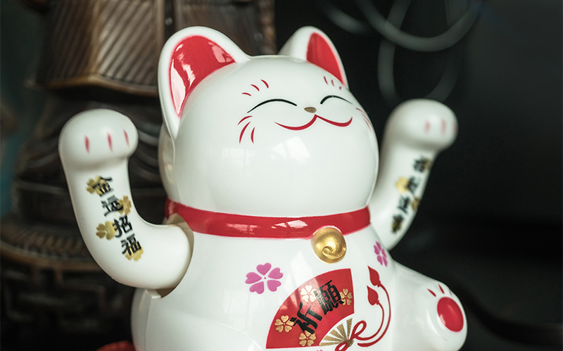 white-japanese-beckoning-lucky-cat-figurine-with-raised-paws